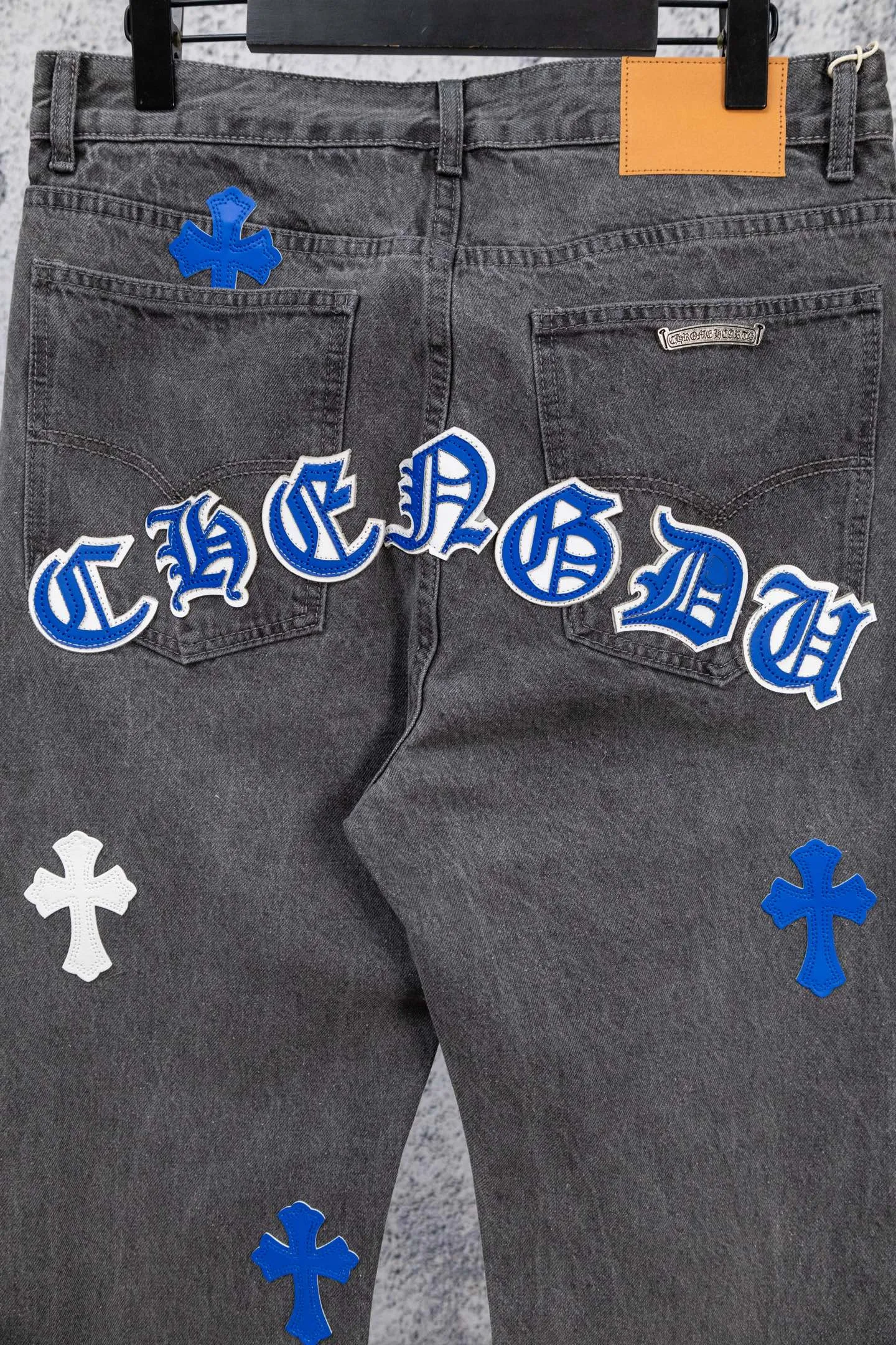 P240 Chromehearts limited edition blue and white classic cross patch leather gray jeans, priced at 34W level, patchwork cross pattern embellishment, washed jeans! ! An absolutely high-end luxury product, a 1.9W-level god-level single product, a super popular product, made by top heavy industry, a magic weapon that cannot be missed! [About Zangyin] This is an extremely luxurious fashion brand that can also be called the aristocracy of the high street. It has always been an exclusive brand for some hipsters or rich second generations. Compared with ordinary high streets, it is more luxurious and noble. Compared with luxury brands, it is more fashionable and individual. It has always been a brand that I have a special liking for. [Top heavy industry fashion design] Consistently high-street luxury style. Speaking of this style, the Zangyin family and GU family are definitely the leading representative brands. Especially the Zangyin family has really achieved a state-of-the-art effect in creating high-street style. The unique washed material is used to create this style. The color system is already quite eye-catching. After it is decorated with patchwork cross flowers, it cleverly highlights the charm of the brand. Secondly, this style uses classic The high-waist cutting design highlights the long legs and fashionable temperament of the upper body. The brand is highly recognizable and the slim fit configuration is more suitable for daily wear. It is a product that interprets personality, fashion, and specifications at a glance. This single product is enough to make any fan excited. It can be a white T-shirt for a youthful college style, or a tight suspender for a royal style. It has strong matching ability and can be easily controlled by men.  [Materials and craftsmanship] Needless to say, this point goes without saying. As an excellent craftsman brand, Zangyin’s requirements for details and craftsmanship are really perfect. The washed color of this model has gone through so many processes, not to mention the embellishment of denim appliques. It is also purely hand-made and sewn. Just like what they believe in, only hand-made things have soul and have the meaning of wear. A top-notch heavy-duty fashionable denim item, I look forward to your perfect interpretation! !  Color: Gray Size: 28-34
